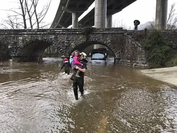 Un bombero rescata a una de las niñas atrapadas Un bombero rescata a una de las niñas atrapadas