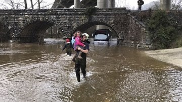 Un bombero rescata a una de las niñas atrapadas