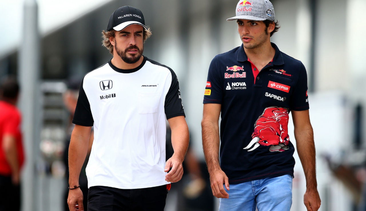 Sainz y Alonso caminan por un paddock Sainz y Alonso caminan por un paddock