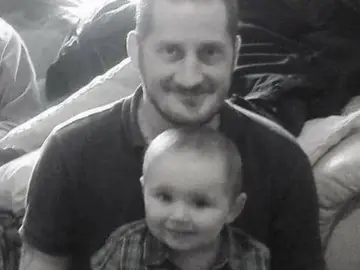 Nick Rose junto a su hijo Logan cuando el niño era pequeño Nick Rose junto a su hijo Logan cuando el niño era pequeño