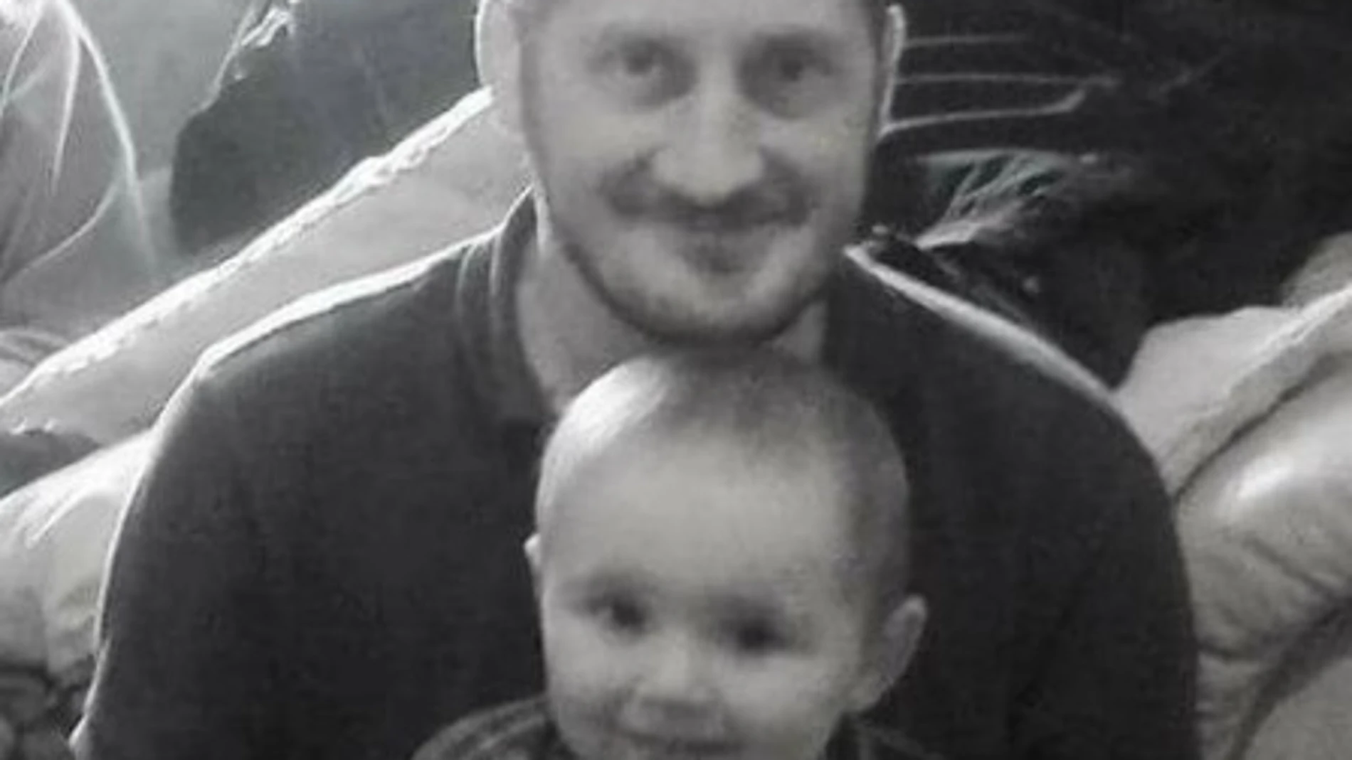Nick Rose junto a su hijo Logan cuando el niño era pequeño Nick Rose junto a su hijo Logan cuando el niño era pequeño