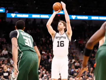 Pau Gasol tira a canasta en un partido con los Spurs Pau Gasol tira a canasta en un partido con los Spurs