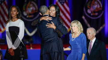 Obama y Michelle se abrazan