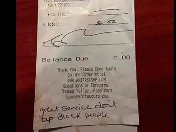 La factura con la nota que escribieron los clientes La factura con la nota que escribieron los clientes