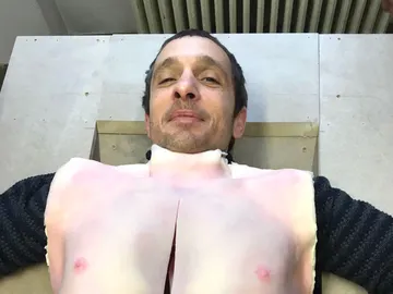 Pablo Derqui con su torso de látex Pablo Derqui con su torso de látex