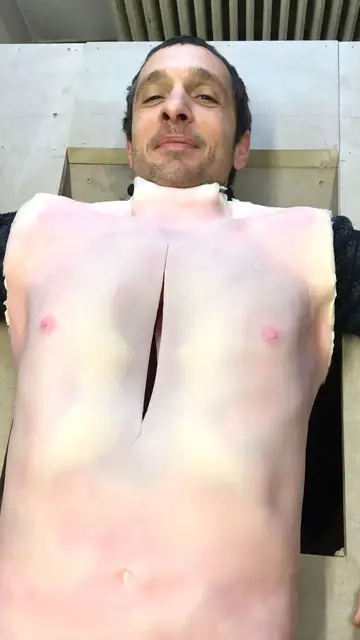 Pablo Derqui con su torso de látex Pablo Derqui con su torso de látex