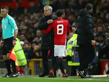Mourinho saluda a Juan Mata Mourinho saluda a Juan Mata