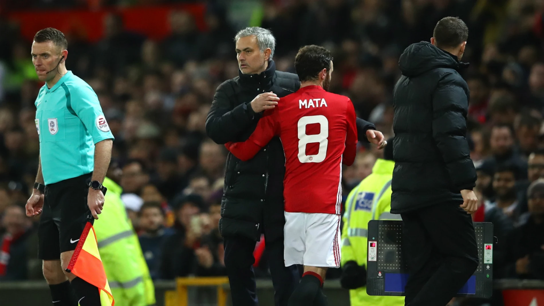 Mourinho saluda a Juan Mata Mourinho saluda a Juan Mata