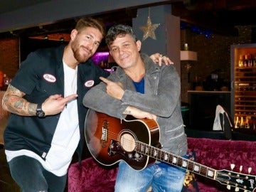 Sergio Ramos posa muy feliz junto a Alejandro Sanz con la guitarra que le ha regalado Sergio Ramos posa muy feliz junto a Alejandro Sanz con la guitarra que le ha regalado