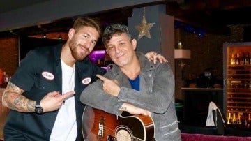 Sergio Ramos posa muy feliz junto a Alejandro Sanz con la guitarra que le ha regalado