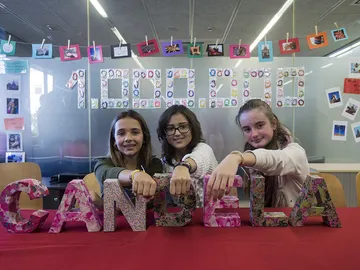 Las niñas enseñan sus creaciones de pulseras 'Candela' Las niñas enseñan sus creaciones de pulseras 'Candela'