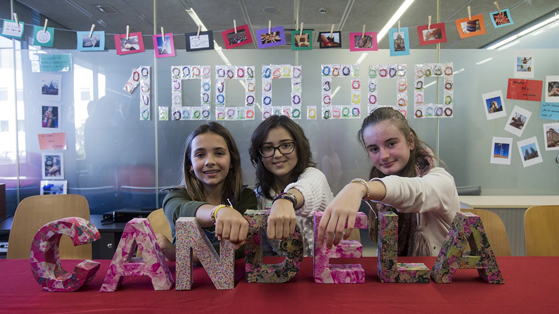 Las niñas enseñan sus creaciones de pulseras 'Candela' Las niñas enseñan sus creaciones de pulseras 'Candela'