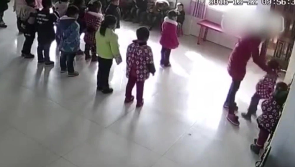 Una maestra pega a dos alumnas en China