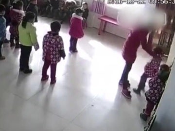 Una maestra pega a dos alumnas en China
