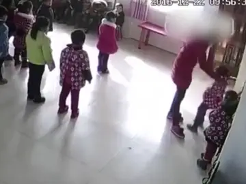 Una maestra pega a dos alumnas en China Una maestra pega a dos alumnas en China