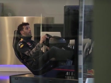 Daniel Ricciardo, en sus ratos libres en la fábrica de Red Bull