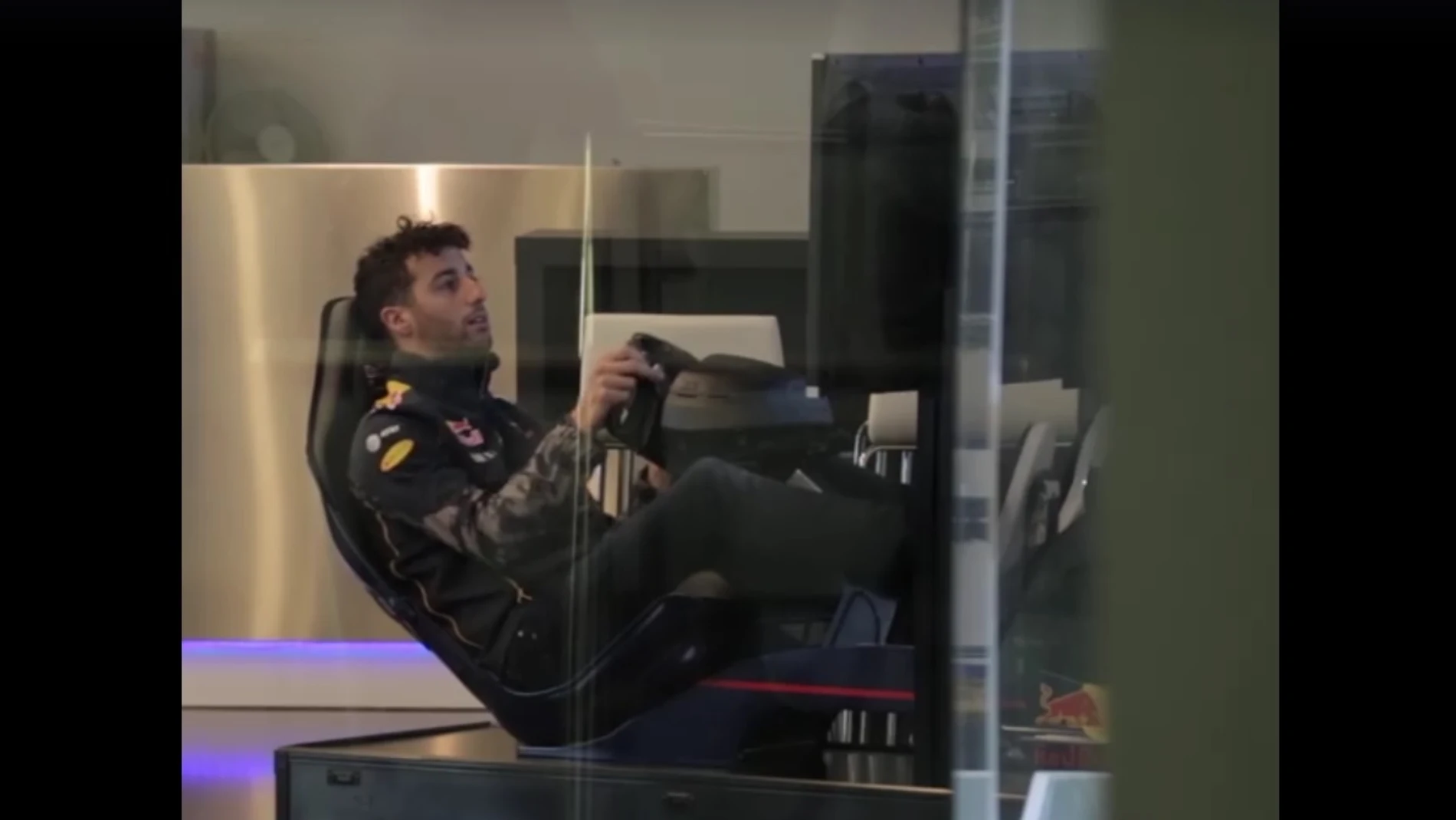 Daniel Ricciardo, en sus ratos libres en la fábrica de Red Bull