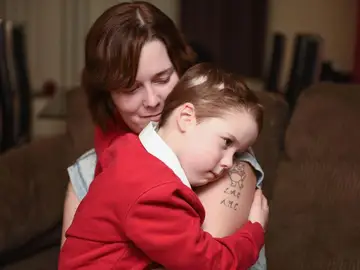 Apryl Corbett junto a su madre después de que le quitaran la peluca Apryl Corbett junto a su madre después de que le quitaran la peluca