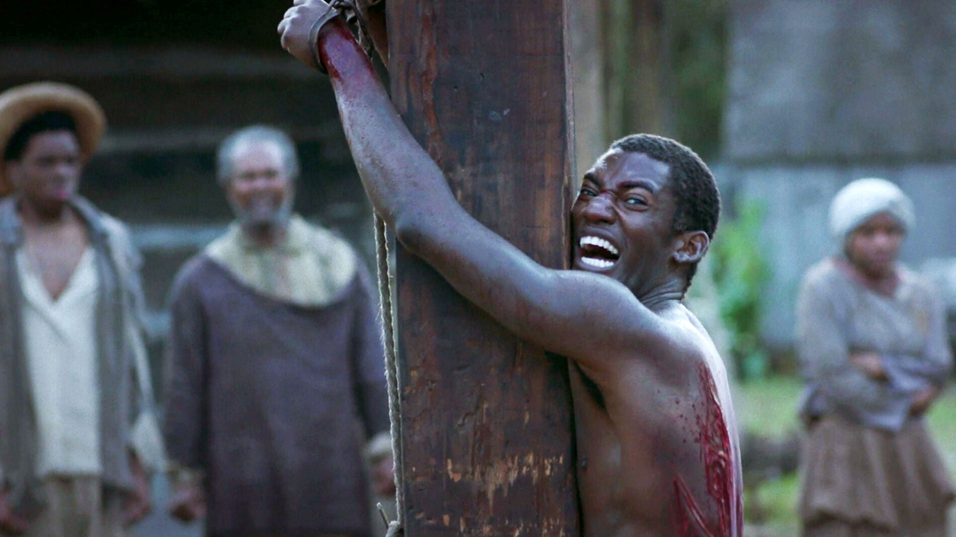 Kunta Kinte se derrumba ante la cruel tortura del esclavista