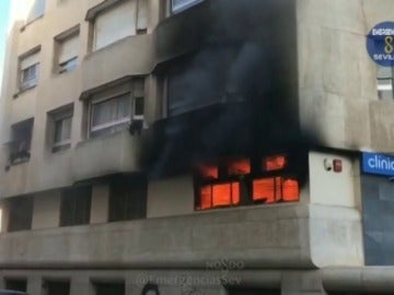 Frame 2.180154 de: Dos heridos en un aparatoso incendio registrado en una clínica de rehabilitación en Sevilla 