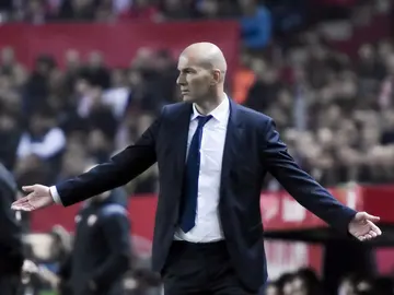 Zinedine Zidane, en la banda del Pizjuán Zinedine Zidane, en la banda del Pizjuán