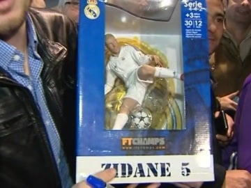Zinedine Zidane, el más aclamado en la llegada del Real Madrid a Sevilla