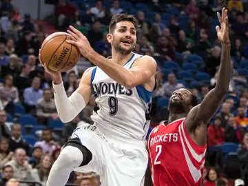 Ricky Rubio intenta dar una asistencia ante la defensa de los Rockets Ricky Rubio intenta dar una asistencia ante la defensa de los Rockets