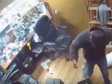 Momento en el que un iPhone 7 sale ardiendo Momento en el que un iPhone 7 sale ardiendo