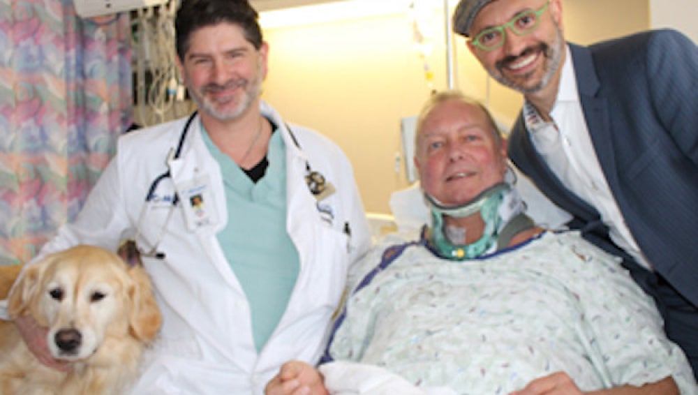 Bob recuperándose en el hospital junto a su perra Kelsey