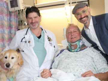 Bob recuperándose en el hospital junto a su perra Kelsey