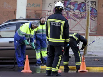 Los bomberos durante el rescate del feto Los bomberos durante el rescate del feto