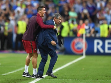 Cristiano Ronaldo, en la final de la Euro junto a Fernando Santos