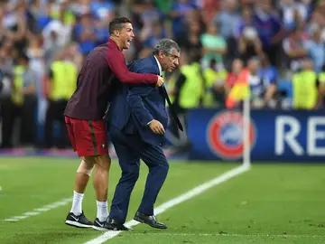Cristiano Ronaldo, en la final de la Euro junto a Fernando Santos Cristiano Ronaldo, en la final de la Euro junto a Fernando Santos