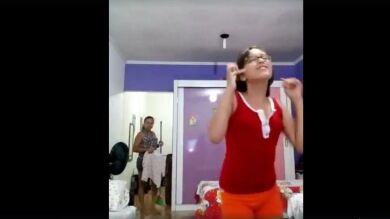 La reacción viral de una madre al ver a su hija grabarse mientras bailaba
