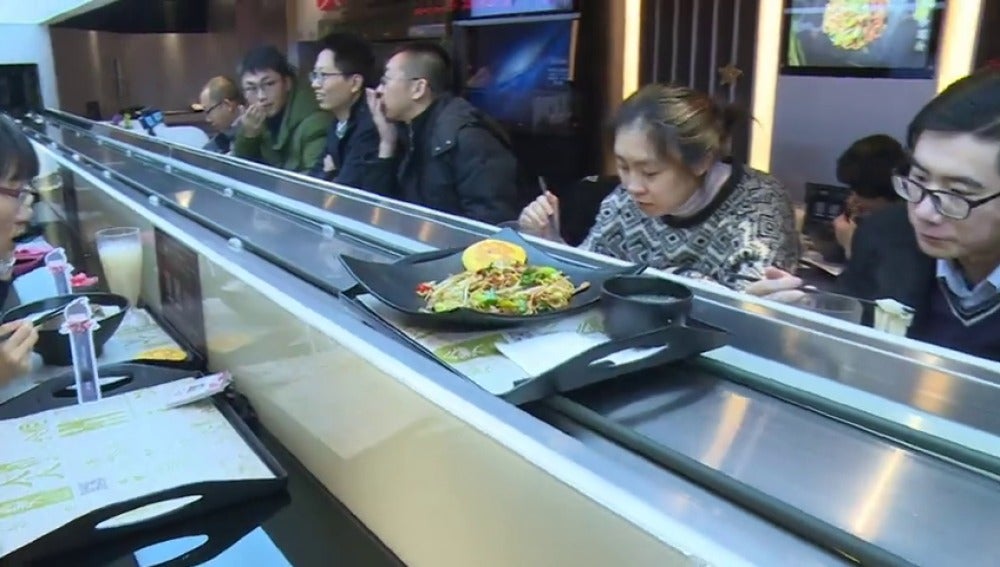 Frame 42.367139 de: Restaurantes sin camareros y ordenadores que eligen el menú de los clientes