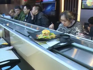 Frame 42.367139 de: Restaurantes sin camareros y ordenadores que eligen el menú de los clientes Frame 42.367139 de: Restaurantes sin camareros y ordenadores que eligen el menú de los clientes