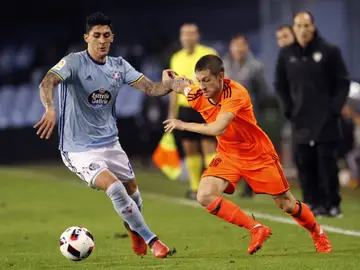 Pablo Hernández trata de frenar a Fede Cartabia Pablo Hernández trata de frenar a Fede Cartabia