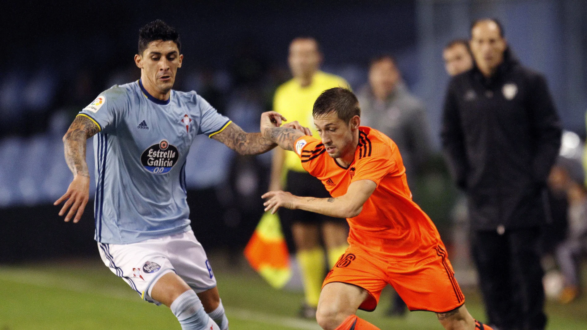 Pablo Hernández trata de frenar a Fede Cartabia Pablo Hernández trata de frenar a Fede Cartabia