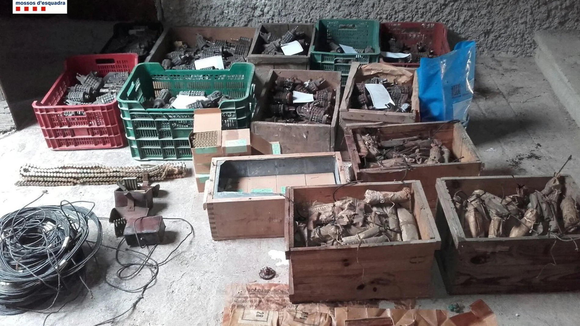Armamento descubierto por los Mossos d'Esquadra en una parroquia de Sallent Armamento descubierto por los Mossos d'Esquadra en una parroquia de Sallent