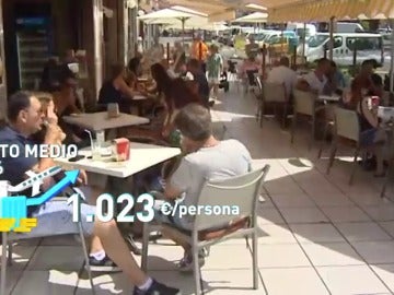 Frame 10.32 de: Los turistas gastaron en España más dinero que nunca: 77.000 millones de euros