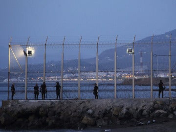 Un grupo de agentes en una zona fronteriza de Ceuta