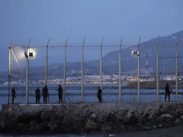 Un grupo de agentes en una zona fronteriza de Ceuta Un grupo de agentes en una zona fronteriza de Ceuta