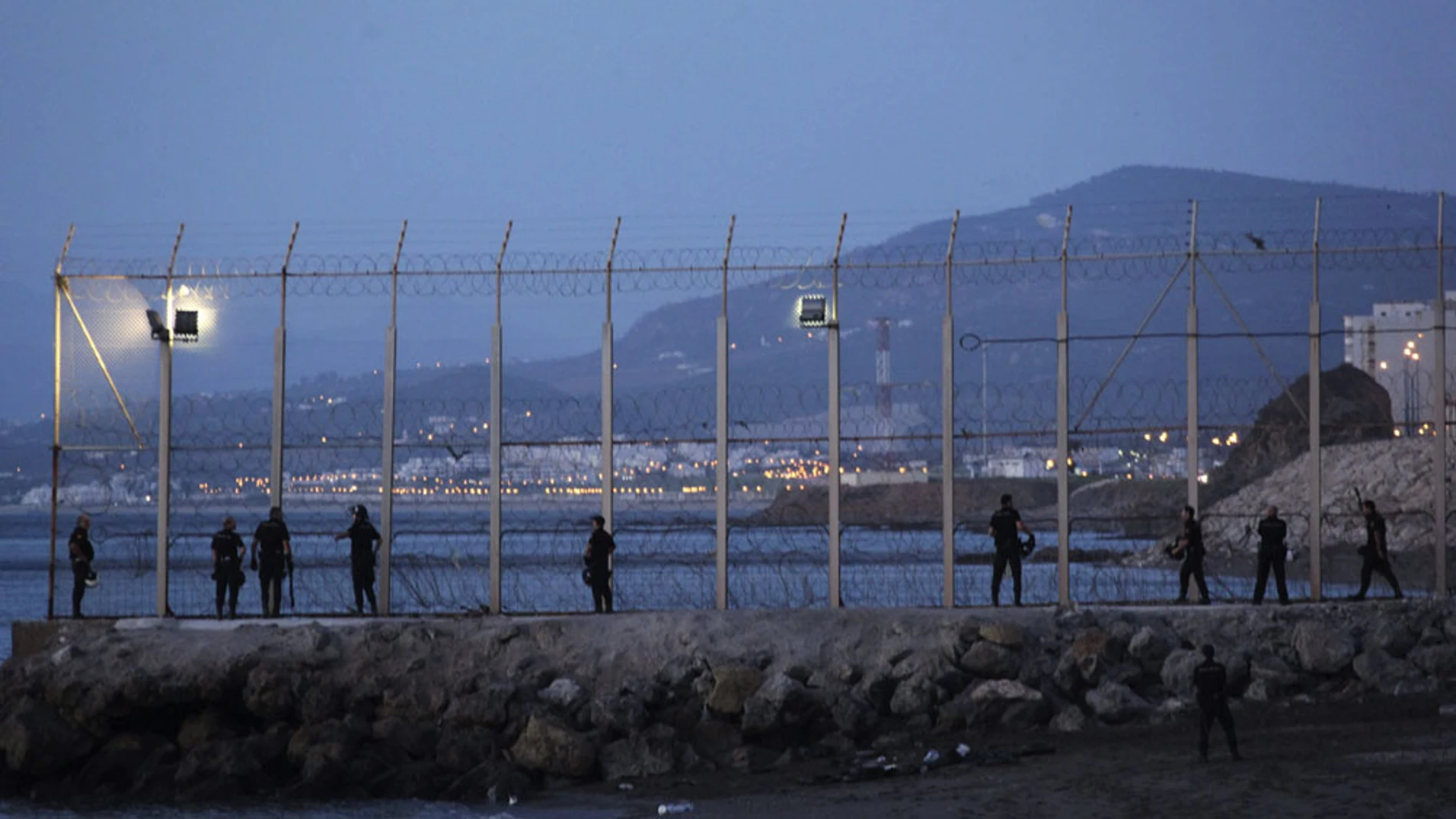 Un grupo de agentes en una zona fronteriza de Ceuta Un grupo de agentes en una zona fronteriza de Ceuta