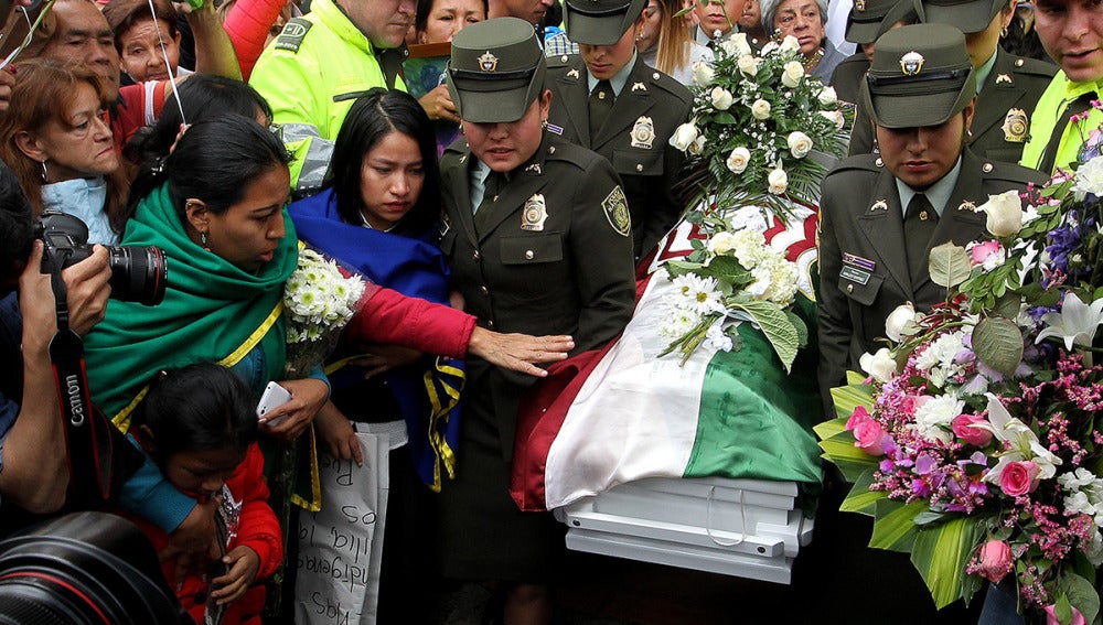 Un grupo de personas acompaña el féretro de la niña asesinada