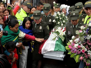 Un grupo de personas acompaña el féretro de la niña asesinada Un grupo de personas acompaña el féretro de la niña asesinada