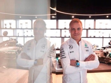 Valtteri Bottas posa con el mono de Mercedes