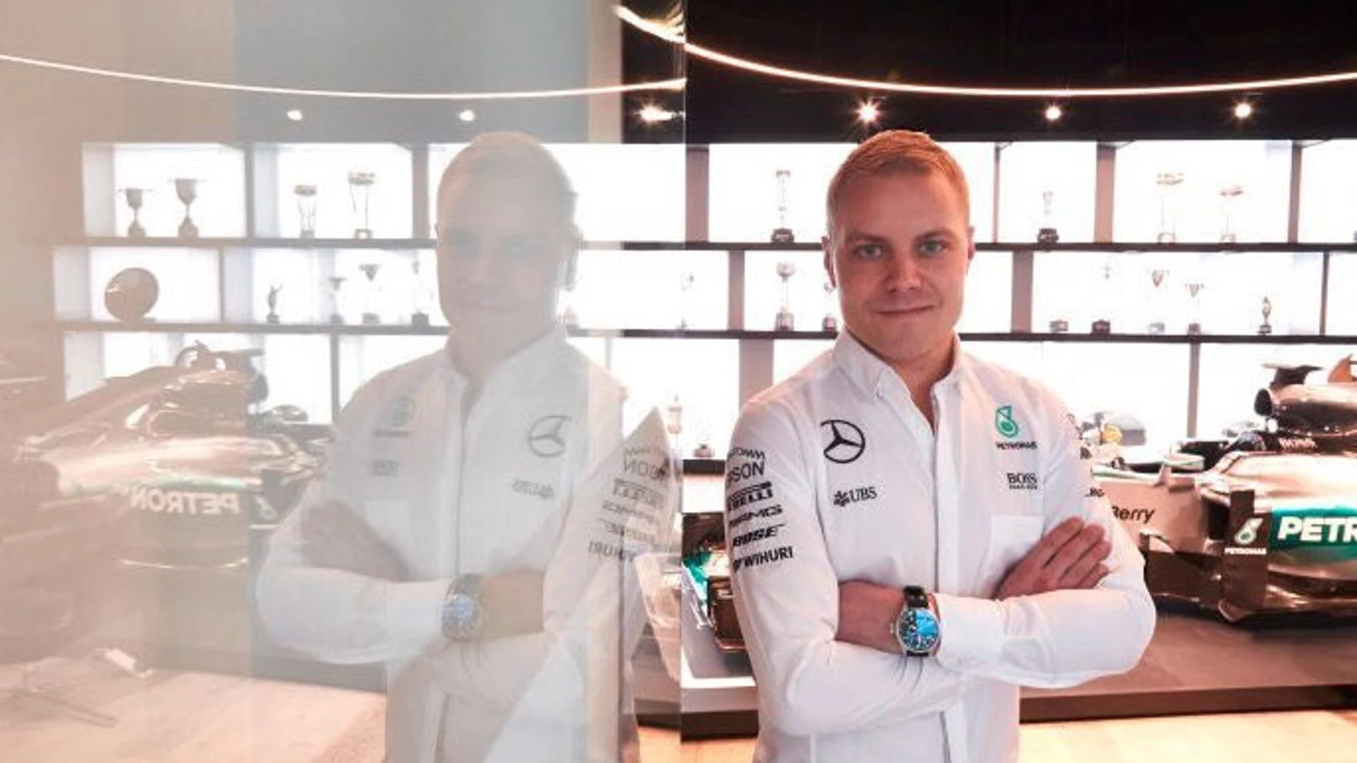 Valtteri Bottas posa con el mono de Mercedes