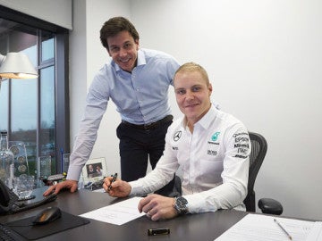 Valtteri Bottas y Toto Wolff, durante la firma del contrato del finlandés por Mercedes