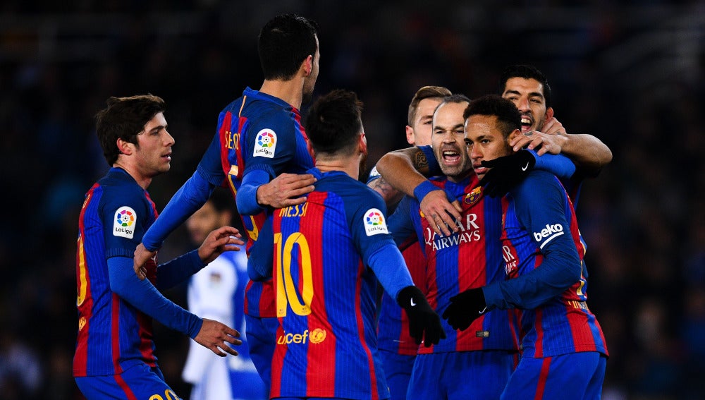 Los jugadores del Barcelona celebran un gol