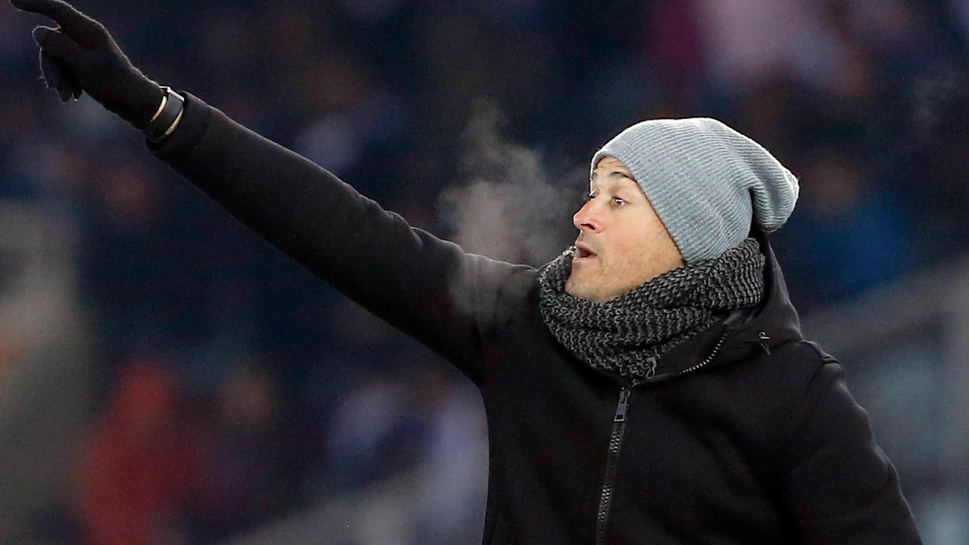 Luis Enrique da instrucciones desde la banda Luis Enrique da instrucciones desde la banda